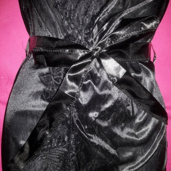 Slinky Semi-Sheer Lace Trimmed Short Robe - Picture 6 of 6